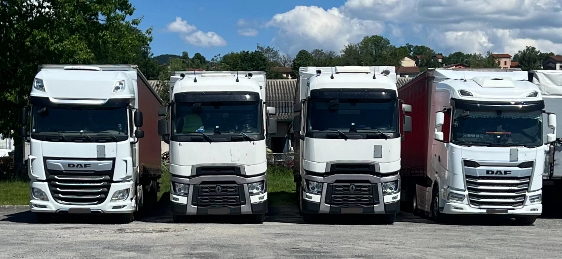 4 camions garés